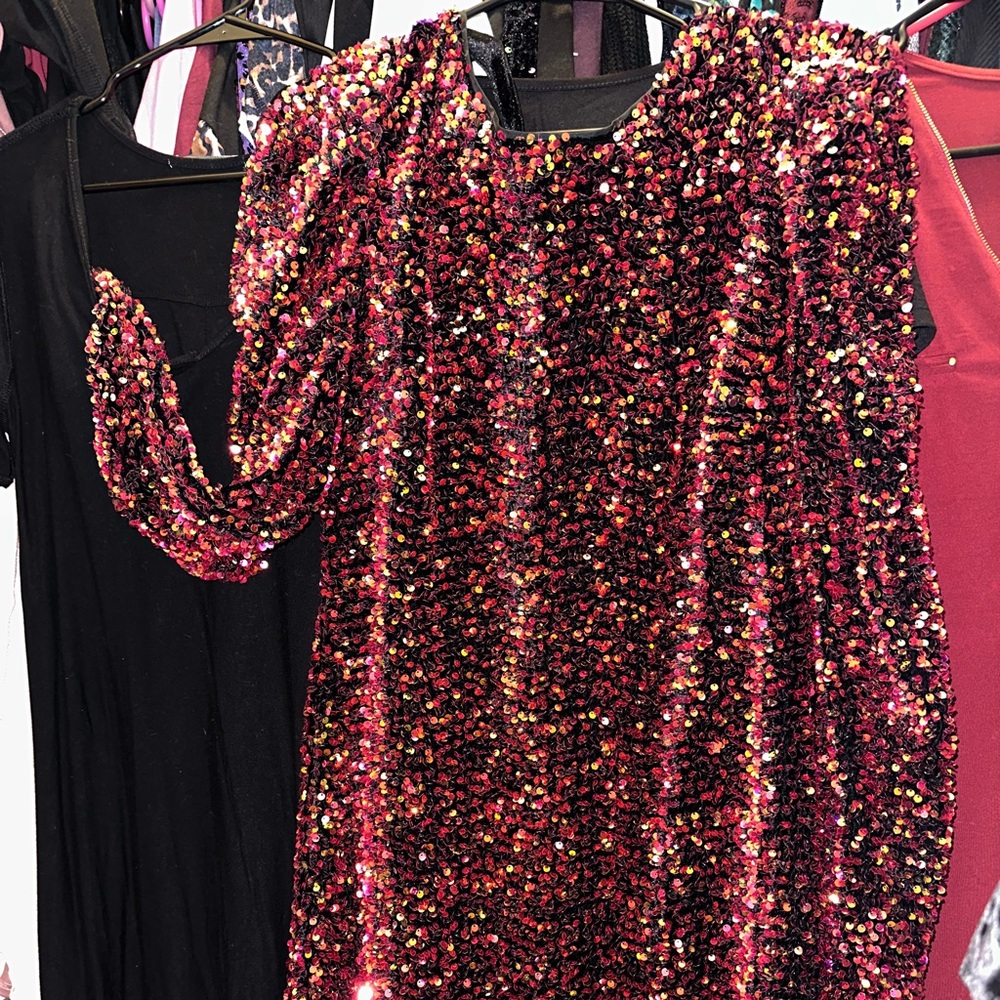 Not burgundy more PINKS AND GOLD with the beautiful color shift